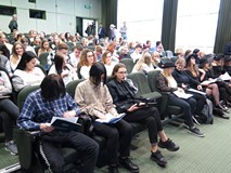 Publiczność zgromadzona na akcji „Młodzieży Czytanie”