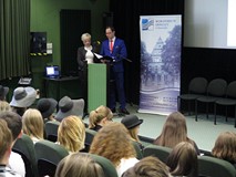 Pani Hanna Czarnecka-Giełdon oraz pan Łukasz Trzeciak witają uczestników akcji „Młodzieży Czytanie”