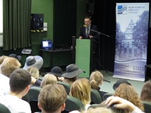 Dyrektor Koszalińskiej Biblioteki Publicznej pan Dariusz Pawlikowski wita uczestników akcji „Młodzie