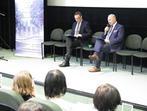 Dyrektor Koszalińskiej Biblioteki Publicznej pan Dariusz Pawlikowski oraz Zachodniopomorski Wicekura
