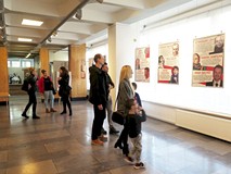 Zwiedzający wystawę „Superbohaterowie Polski niepodległej”