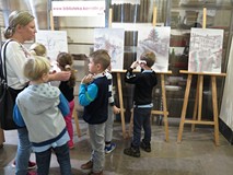 Zwiedzający wystawę 3D „Piłsudski na Syberii”