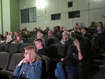 Publiczność zgromadzona na projekcji filmu pt. „Do kogo należy miasto?”