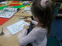 Dziewczynka wykonuje pracę plastyczna
