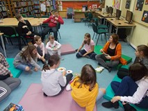 Dzieci uczą się słownictwa po angielsku związanego z jesienią