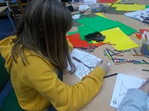 Dziewczynka wykonuje pracę plastyczną