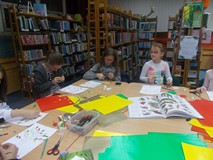 Trzy dziewczynki podczas wykonywania pracy plastycznej