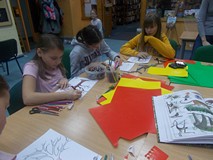 Trzy dziewczynki wykonują pracę plastyczną