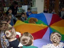 Wesoła MISIOWA zabawa - dzieci podrzucają na chuście naszego bibliotecznego misia ZNAJDKA