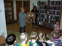 Kolejna zabawa - dzieci karmią misia