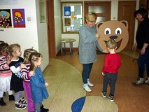 Kolejna zabawa - dzieci karmią misia