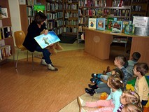 Pani Ewa czyta historię MISIA TULISIA - zasłuchane dzieci siedzą na chuście integracyjnej