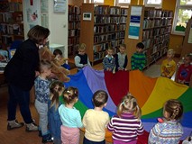 Wesoła MISIOWA zabawa - dzieci podrzucają na chuście naszego bibliotecznego misia ZNAJDKA