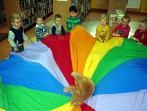 Wesoła MISIOWA zabawa - dzieci podrzucają na chuście naszego bibliotecznego misia ZNAJDKA