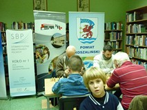 Na zdjęciu uczestnicy rozgrywają partię szachów