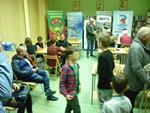 Na zdjęciu uczestnicy rozgrywają partię szachów