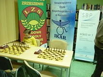 Na zdjęciu uczestnicy rozgrywają partię szachów