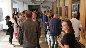 Publiczność na wernisażu wystawy fotografii Akant Good Vibe Festival’u.