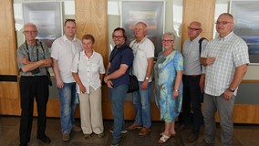 Twórcy fotografii na wystawie „Natura najlepszym architektem” w Koszalińskiej Bibliotece Publicznej