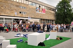 Happening na placu przed biblioteką w czasie  Europejskiego Festiwalu Filmowego Integracja Ty i Ja