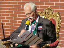 Zasłużony czytelnik biblioteki czyta 