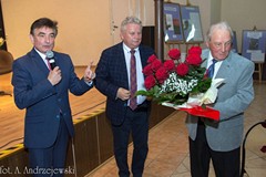Burmistrzowie Polanowa wręczają kwiaty i okolicznościowe pismo Jerzemu Żelaznemu