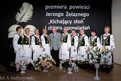 Jerzy Żelazny wśród wykonawczyń z zespołu folklorystycznego w Polanowie