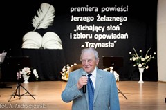 Jerzy Żelazny przemawia w czasie promocji swych książek 