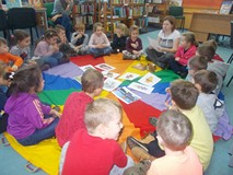 Dzieci zgadują, który to miś