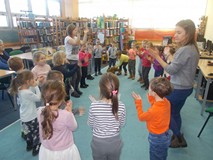 dzieci podczas wspólnej zabawy