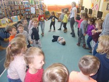 dzieci podczas wspólnej zabawy