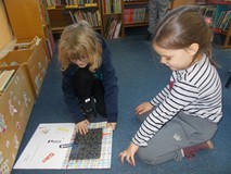 Dzieci oglądają wybrane przez siebie książki