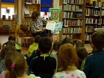 Bibliotekarka czyta dzieciom książeczkę D. Mellinga - KTO PRZYTULI MISIA TULISIA?