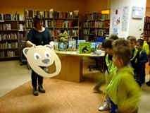 Kolejna wesoła zabawa ruchowa - KARMIMY MISIA CEBULKĄ (rzut do celu)