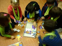 Zadanie drużynowe na czas - dzieci układają MISIOWE PUZZLE