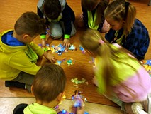 Zadanie drużynowe na czas - dzieci układają MISIOWE PUZZLE