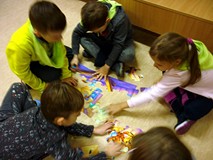 Zadanie drużynowe na czas - dzieci układają MISIOWE PUZZLE