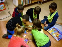 Zadanie drużynowe na czas - dzieci układają MISIOWE PUZZLE