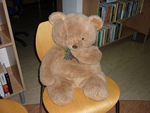 Nasz biblioteczny miś ZNAJDEK czeka na dzieci z przedszkola