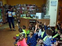 Bibliotekarka prezentuje dzieciom najbardziej znane książeczki o misiach