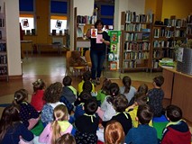 MISIOWA ZAGADKA - dzieci próbują nazwać, prezentowane na planszach, postaci bajkowych misiów