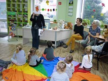 Bibliotekarka pyta dzieci o znane im misie