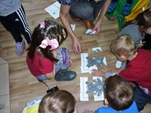 Dzieci układają misiowe puzzle