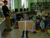 Rysowanie misia z zasłoniętymi oczami