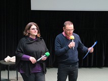Dyrektor Koszalińskiej Biblioteki Publicznej, Dariusz Pawlikowski oraz Natalia Gebert z Inicjatywy n