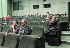 Publiczność zebrana na objazdowym kinie uchodźczym w Koszalińskiej Bibliotece Publicznej
