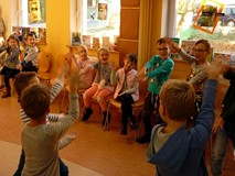 Dwie drużyny przystępują do zadania, gestem pokazują jaką postać reprezentują