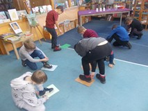 Chłopcy odrysowują swojego buta