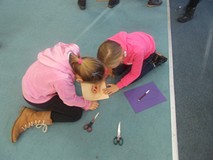 Dziewczynki odrysowują swojego buta