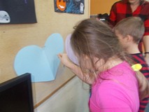 Dziewczynka i chłopiec przekłuwają szpilką serca